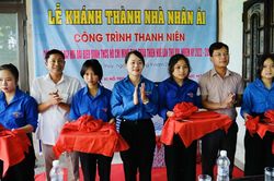 Chính trị - Xã hội An sinh xã hội Bàn giao nhà nhân ái cho gia đình khó khăn ở Hương Thủy