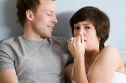 Mất hứng 'yêu' vì chồng 3 ngày không tắm