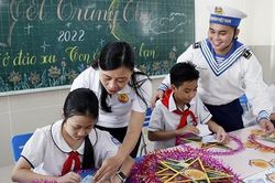 Lời chúc tuổi thơ trong chiếc đèn tháng Tám