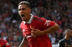 Antony thay vai trò của Ronaldo trong phòng thay đồ