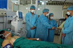 Một công an viên bị thương khi chữa cháy xưởng ở Thanh Oai