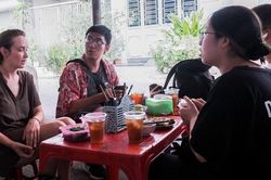 Cuối tuần, giới trẻ đổ về Hải Phòng ăn 'food tour'