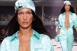 Bella Hadid để ngực trần trên sàn catwalk