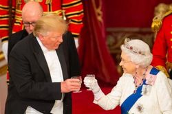 Cựu Tổng thống Trump tiết lộ điều Nữ hoàng Elizabeth nói với ông về các thủ tướng Anh