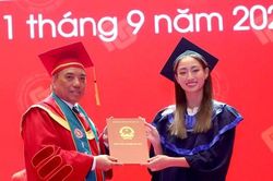 Hoa hậu Lương Thùy Linh rạng rỡ nhận bằng tốt nghiệp xuất sắc ĐH Ngoại Thương