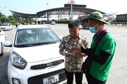 Không qua trạm thu phí vẫn bị trừ tiền, tài xế cần làm gì?
