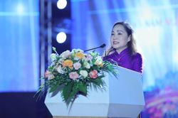 NSND Thúy Mùi: 'Không có chuyện giỗ sân khấu ngoài đường'