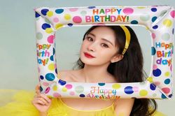 Địch Lệ Nhiệt Ba cùng dán sao đình đám chúc mừng sinh nhật Dương Mịch