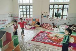Xuất hiện vết nứt lớn, Nghệ An sơ tán khẩn cấp hàng chục hộ dân ở xã vùng cao Bảo Nam