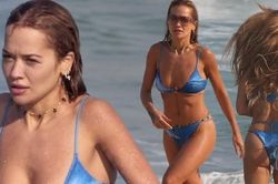 Rita Ora 'bỏng rẫy' trên bãi biển với bikini bé xíu