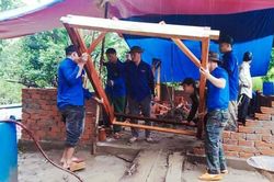 Băng rừng, lội suối dựng nhà giúp người dân