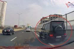 Đường thoáng nhưng Mercedes G63 vẫn lao vù vù vào làn dừng khẩn cấp trên vành đai 3
