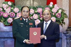 Trao quyết định thăng quân hàm Thượng tướng cho ông Phùng Sĩ Tấn