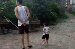 Những cặp bố con 'hổ phụ sinh hổ tử' giống nhau không lệch phát nào
