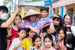 Vừa được minh oan vụ bán dâm 360 triệu, Hoa hậu Thùy Tiên đội mưa đến với trẻ em nghèo miền núi