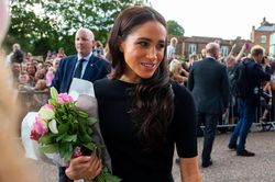 Meghan Markle bị người dân Anh từ chối bắt tay