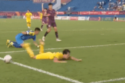 Văn Toàn phản ứng vì bị trọng tài từ chối penalty