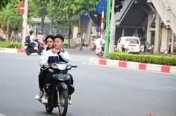 Học sinh đầu trần 'lướt' xe gắn máy