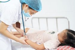 Vì sao người mắc sốt xuất huyết thường giảm tiểu cầu?
