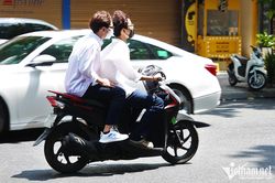 Học sinh đi xe máy 'đầu trần, kẹp ba' ra đường, phụ huynh có biết điều này?