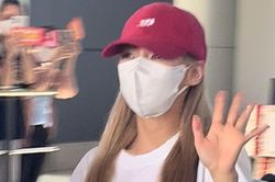 Fan Việt may mắn nhất năm: Đang dạo phố thì được 'DJ miền Tây' Hyoyeon ký tặng