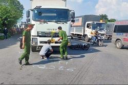 Ô tô chuyển làn va chạm với xe máy, 3 người tử vong