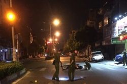 Dùng đinh ba, dao phóng lợn chặn không cho thanh niên vào thành phố Vĩnh Yên