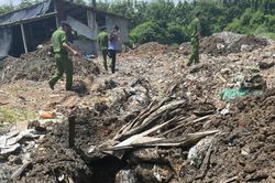 Bình Dương: Phát hiện một cơ sở sản xuất muối xả trái phép hơn 2.100 tấn chất thải