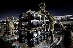 Viện trợ nhiều vũ khí cho Ukraine, phương Tây gấp rút bù kho dự trữ