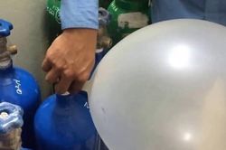 Ngăn hàng ngàn bình 'bóng cười' đến giới trẻ mê ảo giác