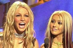 Đăng status gây bất bình, Britney Spears bị Christina Aguilera và 200.000 fan hủy theo dõi