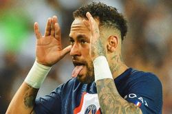 Neymar nhận thẻ vàng vì ăn mừng lè lưỡi