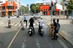 Thanh niên chạy như bay cứu cô gái bị ô tô cuốn vào gầm