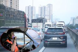 Xe cấp cứu bị 'cướp' làn khẩn cấp, tài xế xin đường trong vô vọng