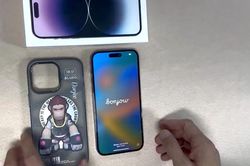 Video khoe đang dùng iPhone 14 Pro Max trước ngày lên kệ