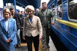 Nga tố Mỹ 'dính líu trực tiếp' tới chiến sự Ukraine, Chủ tịch EC tới Kiev
