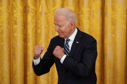 Chiến thắng phút chót của ông Biden