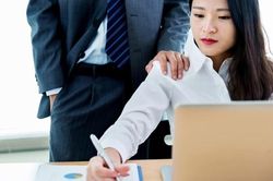Nháy mắt, nhìn gợi tình chưa thể cấu thành hành vi quấy rối tình dục