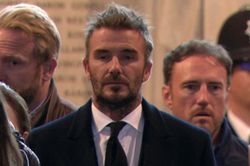 David Beckham xếp hàng hơn 13 tiếng, lau nước mắt viếng Nữ hoàng Anh