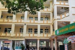 Một học sinh tiểu học rơi từ tầng 4 trường học xuống đất