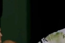 Ronaldo từ chối phũ phàng fan nữ khi người này cố xin chữ ký