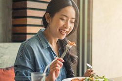 Đang ngồi ăn với đám bạn, tôi bất ngờ thấy mẹ dắt theo đứa trẻ lạ