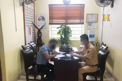 Phạt lái xe nóng giận, dừng xe gây cản trở giao thông