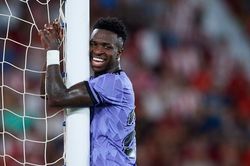 Vinicius từng bước vượt Neymar