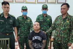 Bắt giữ đối tượng nhập cảnh mang theo 2 khẩu súng ngắn cùng 25 viên đạn