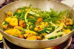 Mê ẩm thực Hà Nội, blogger nước ngoài gợi ý những món ăn ngon hàng đầu nhất định phải thử