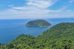Ngất ngây vẻ đẹp hoang sơ đảo Hòn Mê - Thanh Hóa, nước xanh trong như biển Nha Trang
