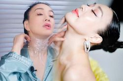 Chung Lệ Đề U60 vẫn không nếp nhăn nhờ tuyệt chiêu 'quấn cổ'