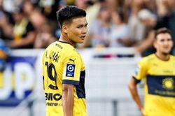 Quang Hải thi đấu trong trận Pau FC thắng 1-0 trước Valenciennes