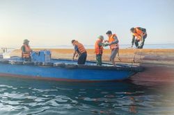 Hải Phòng: Bộ đội Biên phòng cứu 2 thuyền viên bị chìm tàu trên biển